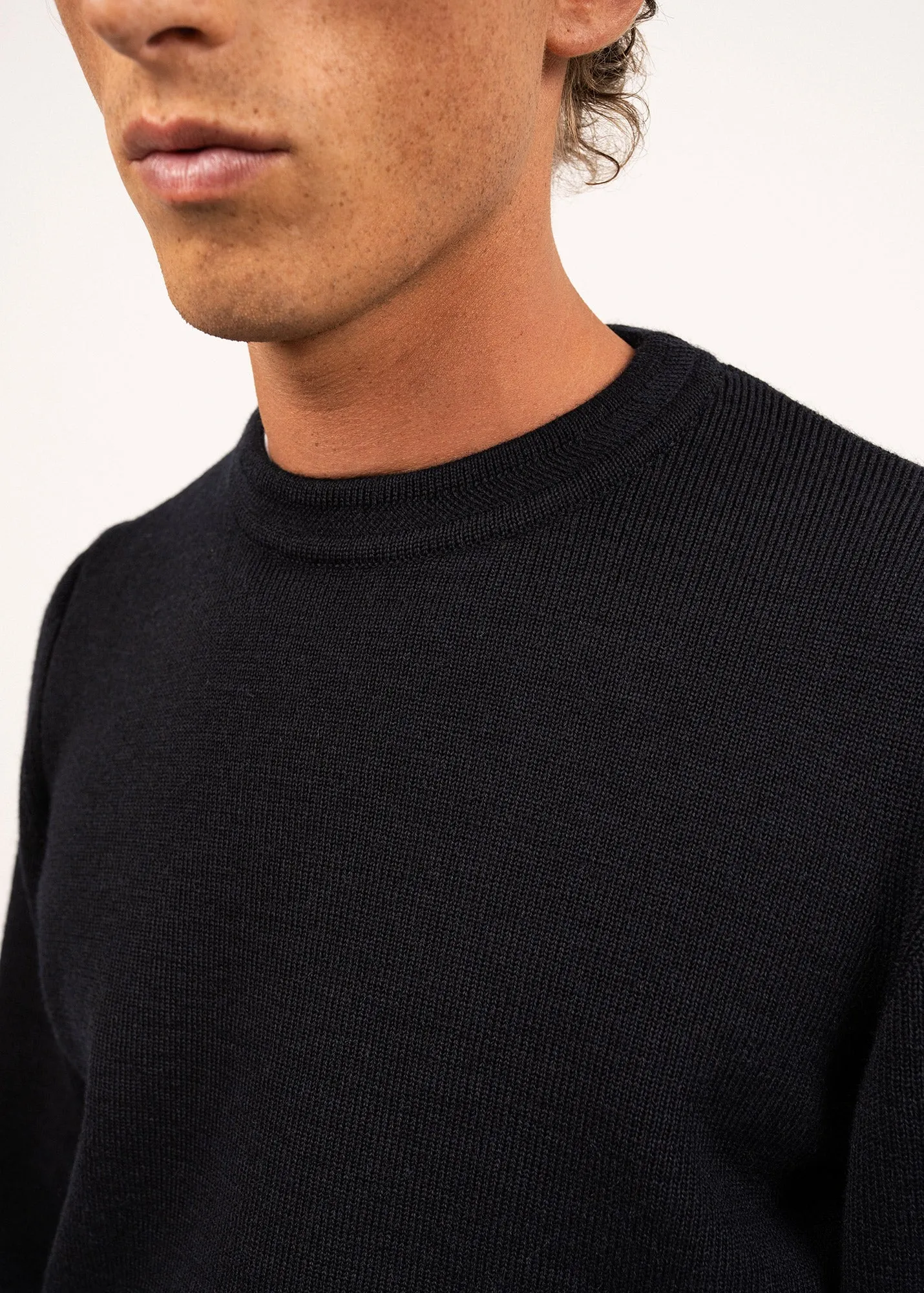 Locronan round neck jumper - in pure new wool (NAVY)